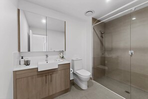 Shower, hair dryer, towels, shampoo - Brand-New 3-Bed Apartment with Scenic Views (Cannington)