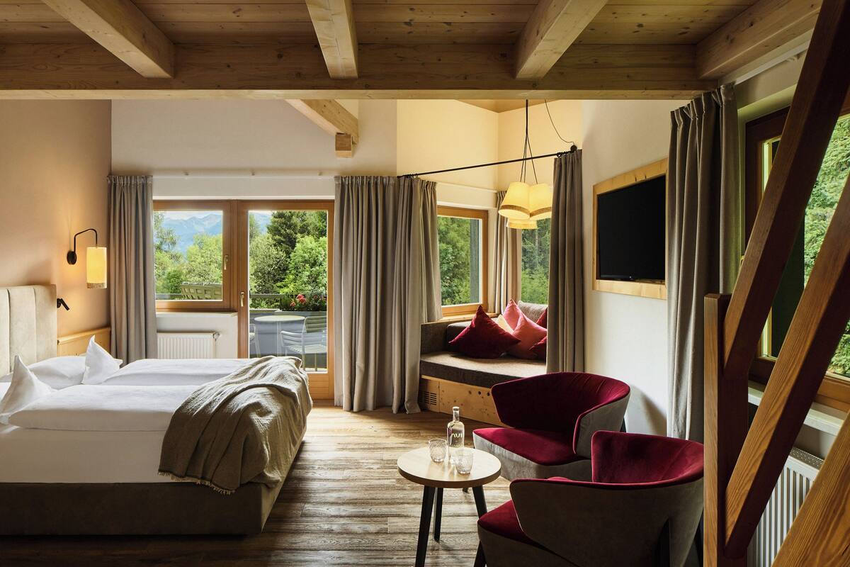 Suite estudio Deluxe, balcón, vista a la montaña | Área de sala de estar