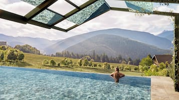 Außenpool, geöffnet von 07:00 Uhr bis 20:00 Uhr, Sonnenschirme