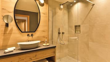 Deluxe-Studiosuite, Balkon, Bergblick | Badezimmer | Dusche, Haartrockner, Handtücher, Seife