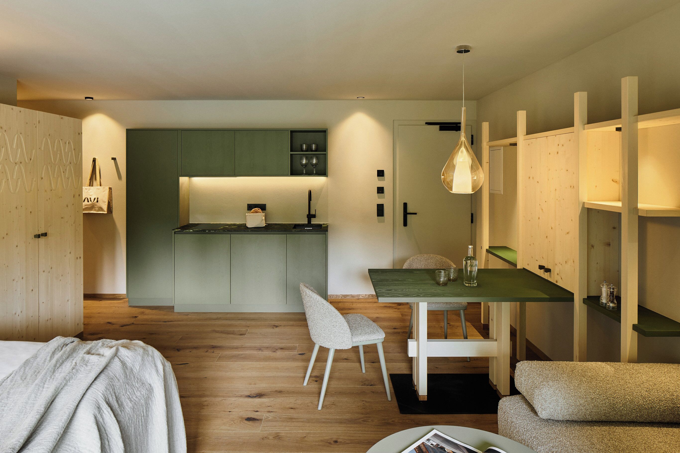 Ein modernes Interieur mit Essbereich, Küche und einer gemütlichen Sitzecke.