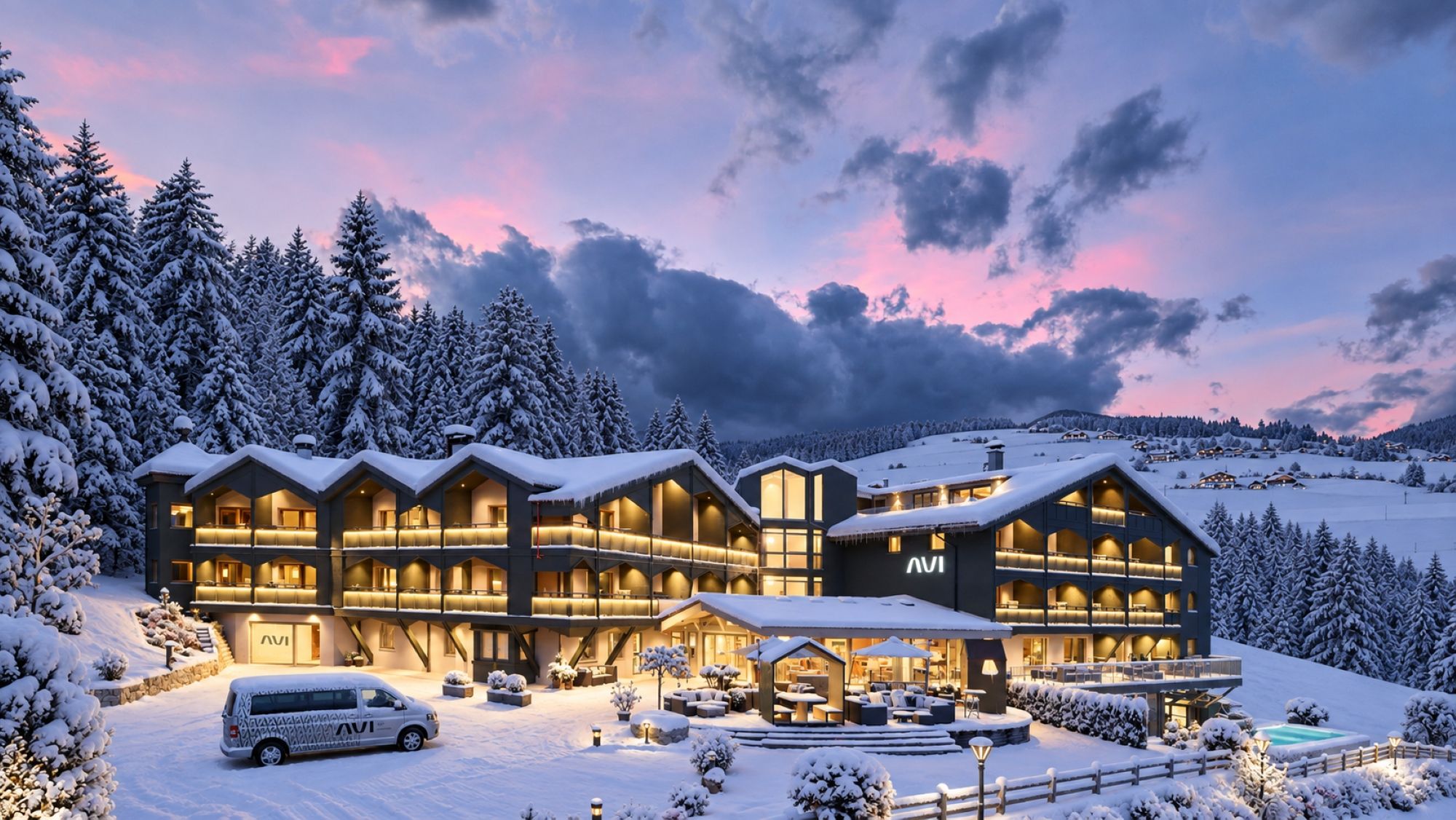 Ein mehrstöckiges Hotel mit Skipiste im Hintergrund, einem Schwimmbad und verschneiter Umgebung.