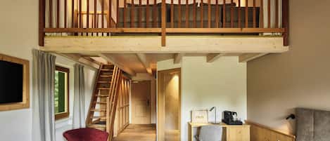 Deluxe Studio Suite, Balcony, Mountain View | Interior