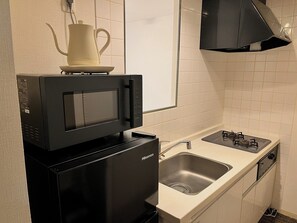 Fridge, microwave, stovetop, cookware/dishes/utensils - RHLC Double roomUp to 5 people / Sapporo City Hokkaidō (Sapporo City)