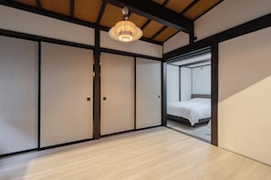 Una habitación con puertas correderas, una cama y una lámpara en el techo.