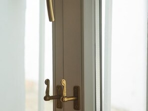 A door with a brass handle and a lock. - C diz Deluxe Apartment by Livework (Cádiz)
