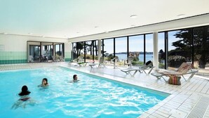 An indoor swimming pool with clear views of the sea through large windows. - 2 Rooms 4 People (Locmaria-Plouzane)