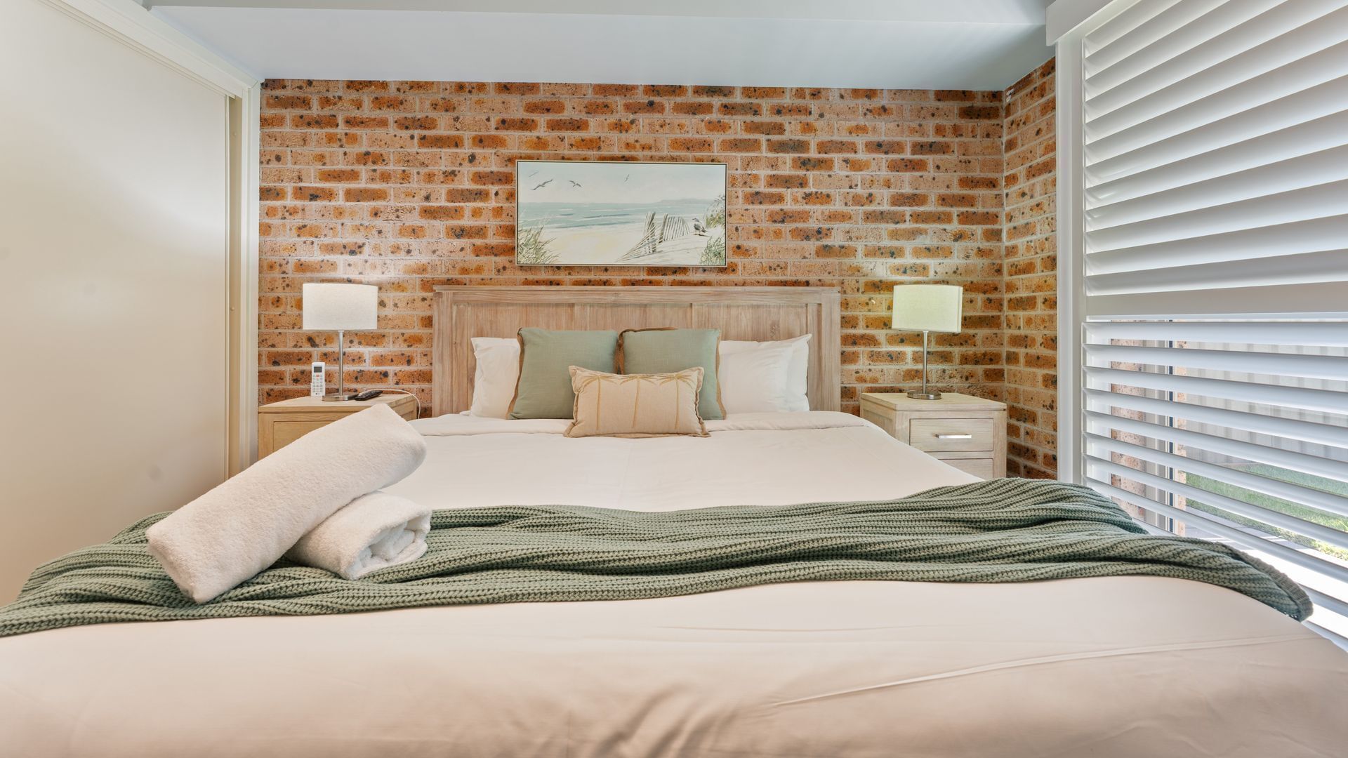 Tabla de planchar con plancha, wifi gratis y ropa de cama 