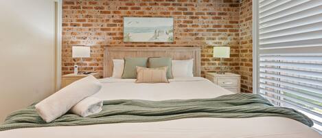 Tabla de planchar con plancha, wifi gratis y ropa de cama