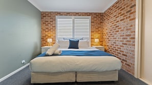 Iron/ironing board, free WiFi, bed sheets - The Salty Seahorse - Beach Retreat (Fingal Bay)