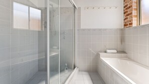 Shower - The Salty Seahorse - Beach Retreat (Fingal Bay)