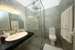 Chambre Double Deluxe, balcon | Salle de bain