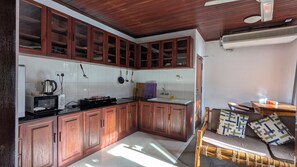 Refrigerador, microondas, parrilla de estufa y cafetera y tetera 