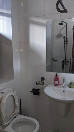 Shower, hair dryer, towels - Kay's Place Train House Zanzibar Gallery (Zanzibar)