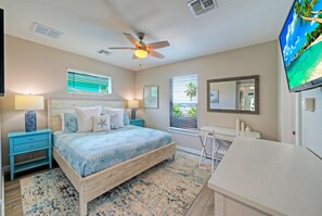4 bedrooms, desk, free WiFi, bed sheets - Private Heated Pool + Mins to Beach | Covered Lounge + BBQ | The Floppy Flounder (Port Aransas)