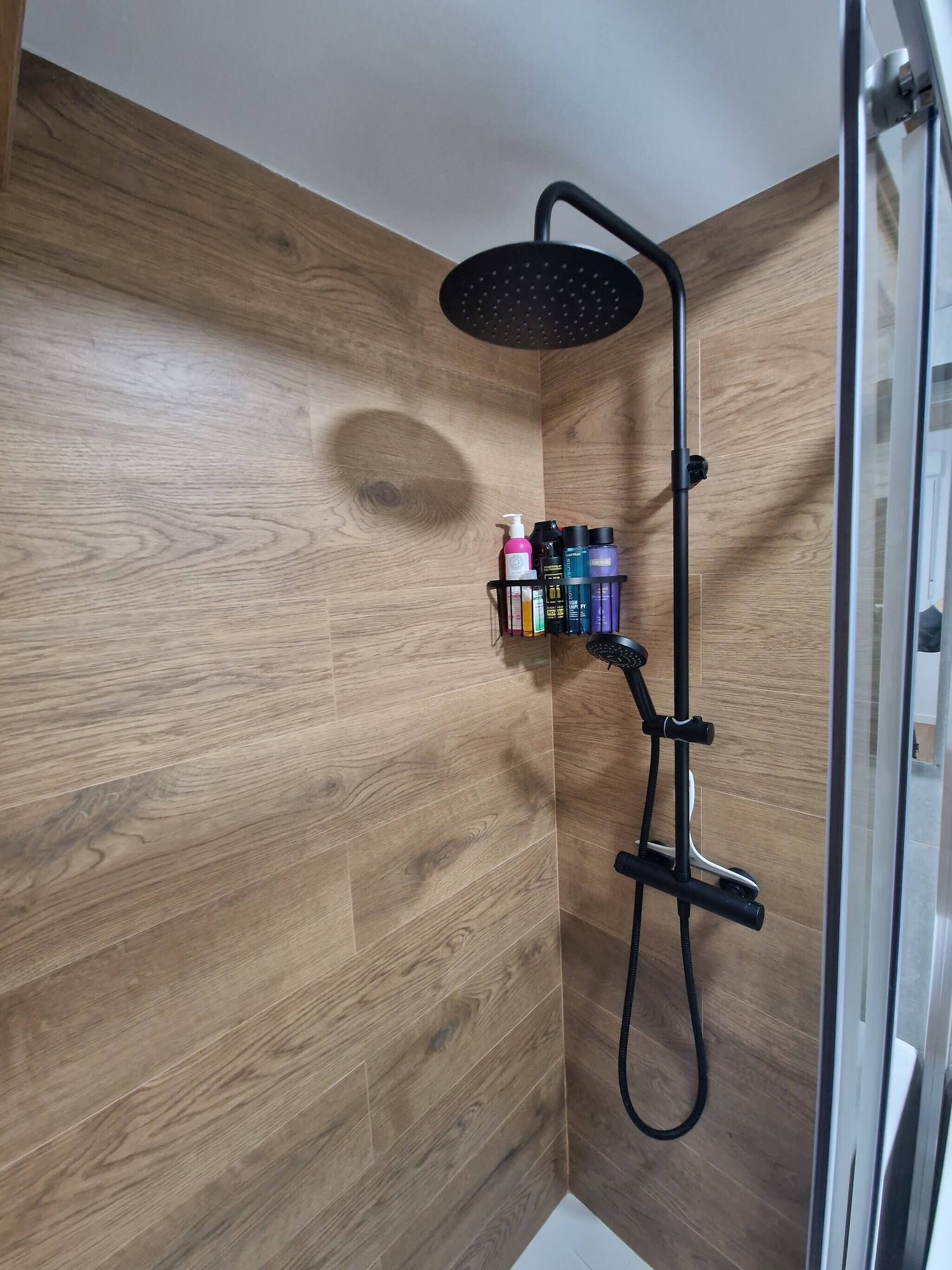 Een douche, een haardroger, handdoeken
