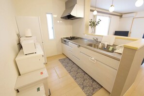 Kühlschrank, Mikrowelle, Herdplatte, Kochgeschirr/Geschirr/Besteck