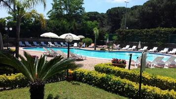 Deluxe Suite, Garden View | Pool