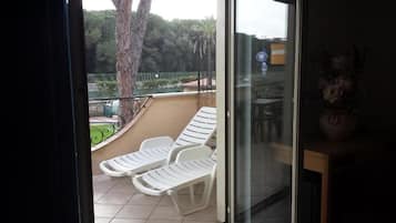 Basic-Dreibettzimmer, Balkon, Gartenblick | Innenbereich