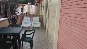 Standard Double Room, 1 Queen Bed, Garden View | Outdoor dining