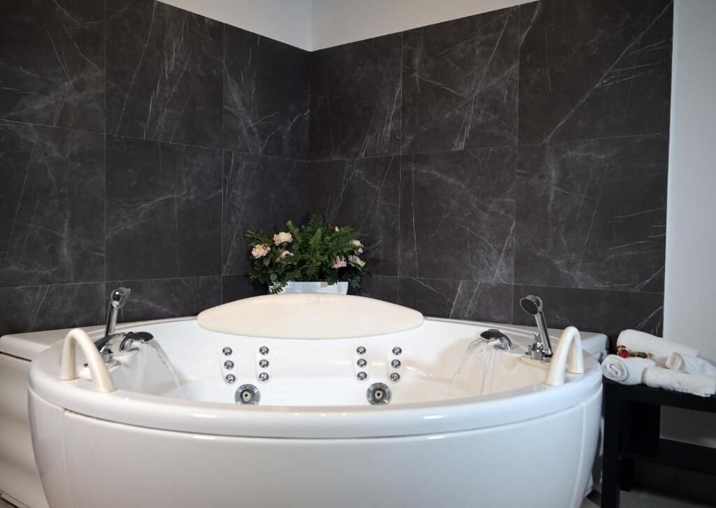 Deluxe Suite, Garden View | Bathroom