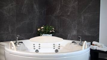 Deluxe Suite, Garden View | Bathroom