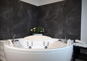 Deluxe Suite, Garden View | Bathroom - Hotel Thairè Resort (Castel Volturno)