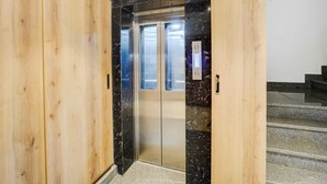 En hiss med träpanel och marmorfinish.
