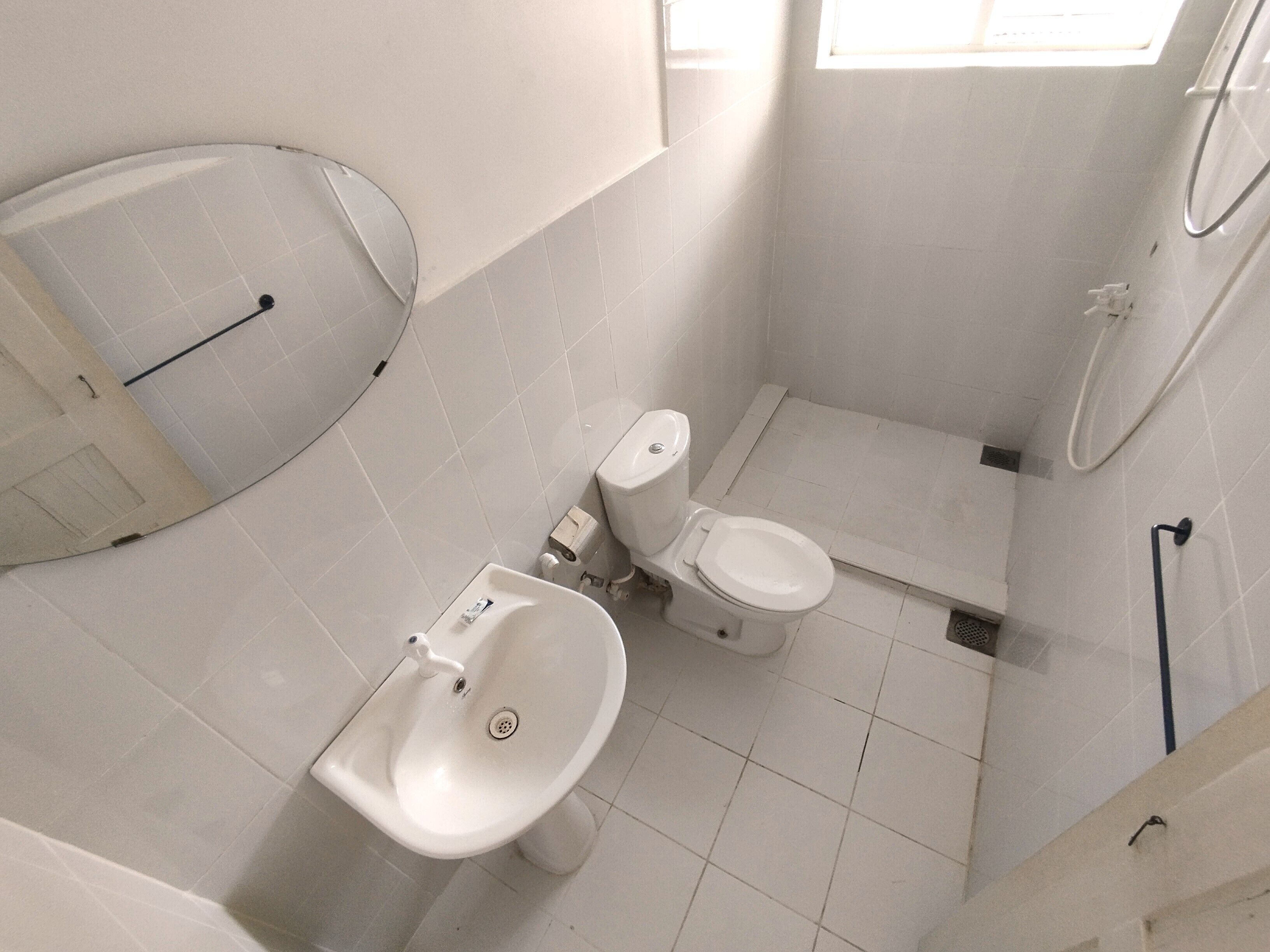 Standard dubbelrum - balkong - utsikt mot staden | Badrum