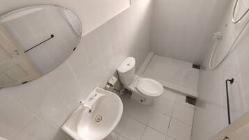 Standard dubbelrum - balkong - utsikt mot staden | Badrum