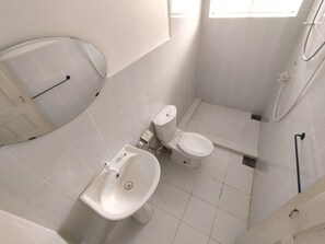 Standaard tweepersoonskamer, balkon, uitzicht op stad | Badkamer