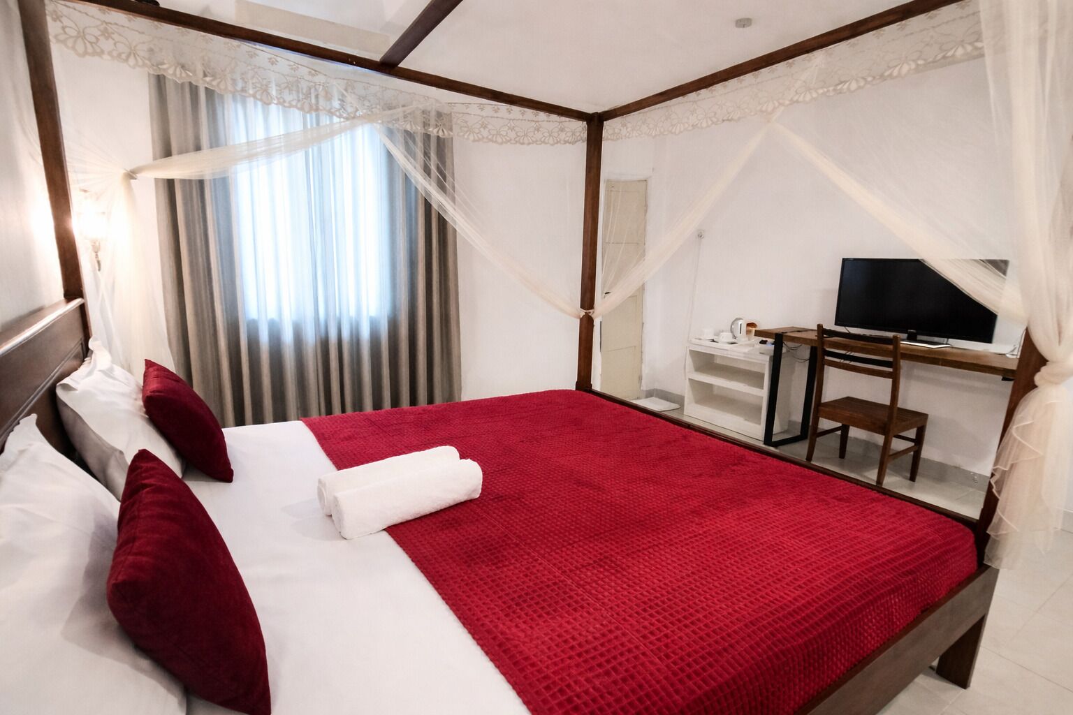 Kamar Double Premium | Tirai kedap cahaya, kedap suara, setrika/meja setrika, dan Wi-Fi gratis