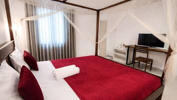 Kamar Double Premium | Tirai kedap cahaya, kedap suara, setrika/meja setrika, dan Wi-Fi gratis