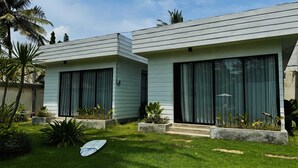 Un bâtiment moderne à deux étages, doté de grandes fenêtres et d’une pelouse bien entretenue.