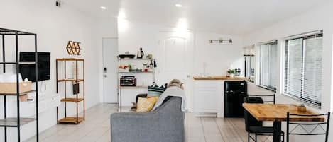 1 Schlafzimmer, BĂŒgeleisen/BĂŒgelbrett, WLAN, BettwĂ€sche