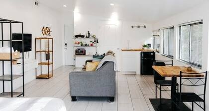 Charming Studio. Private/Quiet Equipped for Traveling Professionals.
