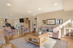 Living area - Sleeps 18, 2 Homes | Vineyard Estate + Pool + Hot Tub | Minutes to Templeton (Templeton)