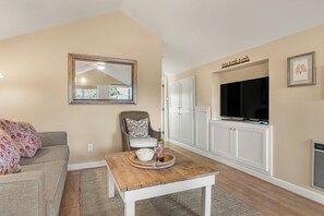 Living area - Sleeps 18, 2 Homes | Vineyard Estate + Pool + Hot Tub | Minutes to Templeton (Templeton)