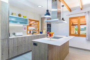 Fridge, microwave, oven, stovetop - Holiday Home "Yesero" with Mountain View, Pool, Wi-Fi & Garden (Illes Balears)