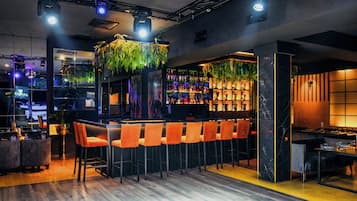 Comfort appartement, balkon, uitzicht op het strand | Bar (ter plaatse)