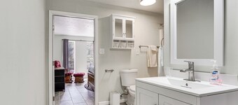 Near Bruce's Field, Downtown & Hospital! Cozy Unit