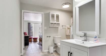 Near Bruce's Field, Downtown & Hospital! Cozy Unit