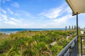 Property grounds - Captivating ocean views - Eagles Retreat  (Noosa)