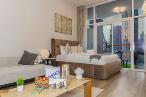 Studio, balcon, vue canal