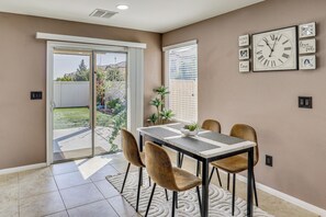 Dining - Big Yard & Patio! Modern Home Near Vegas Strip (Las Vegas)