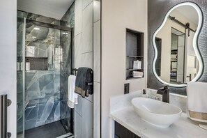 Hair dryer, towels - Big Yard & Patio! Modern Home Near Vegas Strip (Las Vegas)