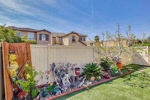 Property grounds - Big Yard & Patio! Modern Home Near Vegas Strip (Las Vegas)