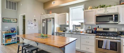 Fridge, microwave, stovetop, dishwasher
