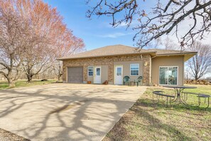 Exterior - Peaceful Country Escape w/ Sunroom in Richland (Richland)