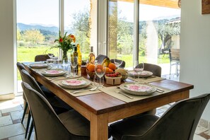 Dining - Provencal villa Sainte Colombe, swimming pool, view of Mont Ventoux (Faucon)